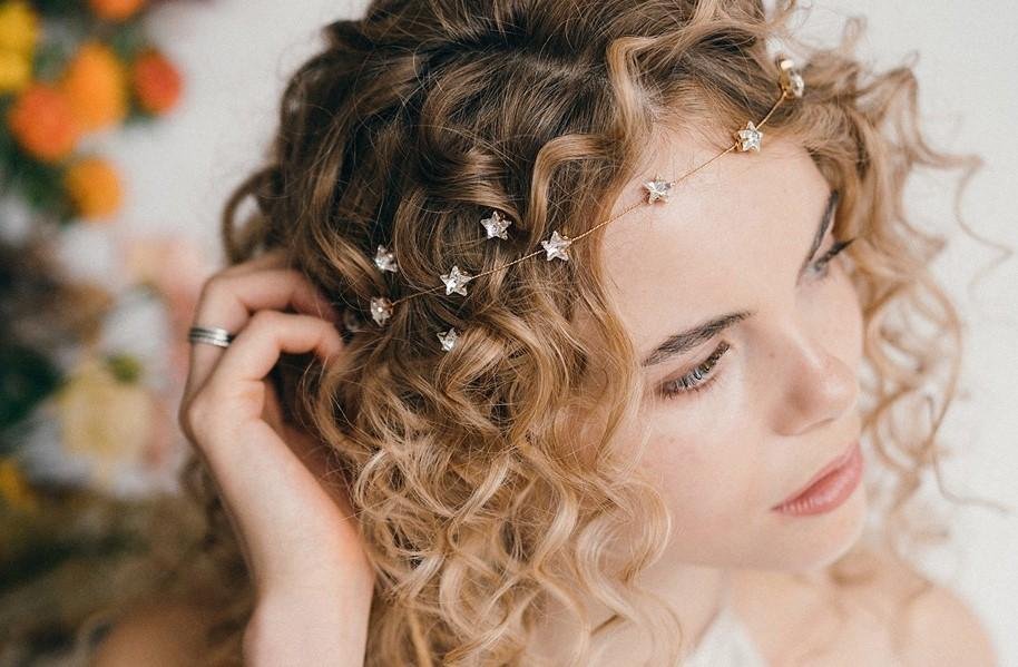 How to style wedding hair accessories with curly hair and top